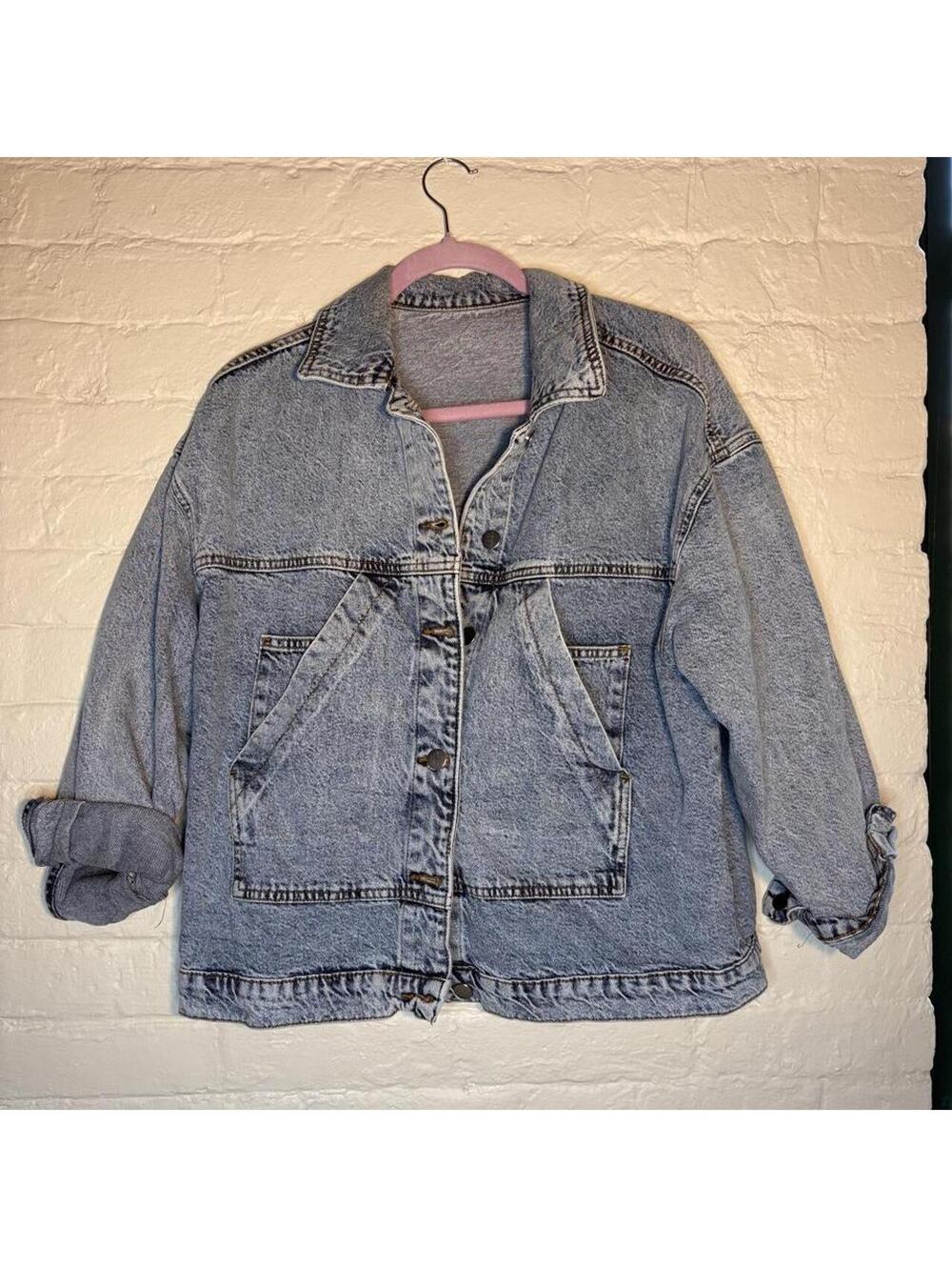 Blue denim jacket with a relaxed fit, size M